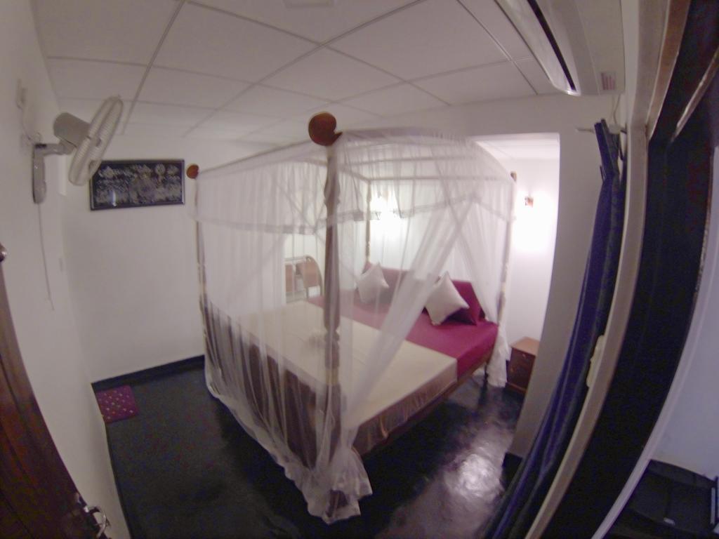 Sooriya Sewana Guest House Banduramulla Chambre photo